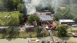 65 Florianis standen bei dem Brand in Hollenburg im Einsatz
