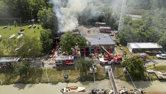 65 Florianis standen bei dem Brand in Hollenburg im Einsatz (Bild: Feuerwehr Krems an der Donau)