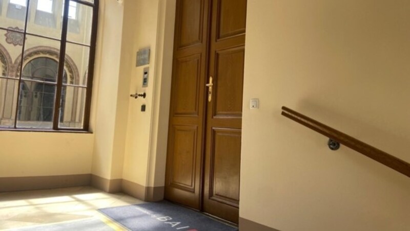 A house search is currently underway behind this door. (Bild: zVg)
