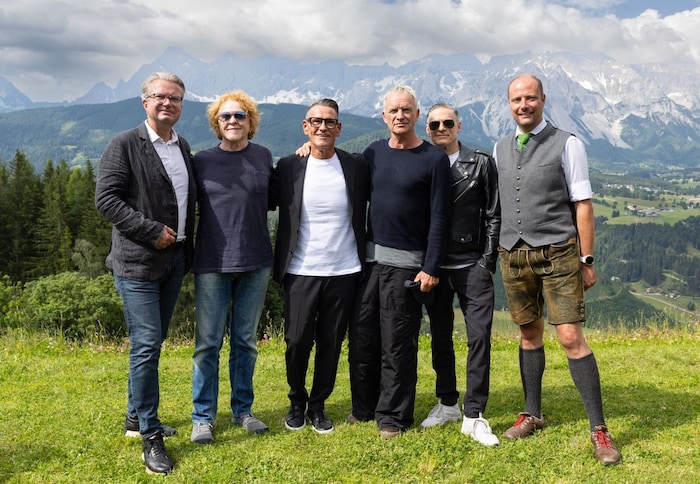 von links: Der steirische Landeshauptmann Christopher Drexler, Mick Hucknall, Klaus Leutgeb, ...