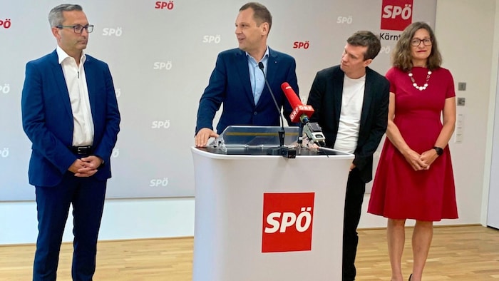 Spannende Distanzen bei der SP-Pressekonferenz: Rabitsch, flankiert von Kucher und Mochar, Stadtrat Franz Petritz steht weit abseits. 