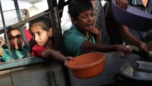 Hungrige Kinder bei der Verteilung von Essen im Gazastreifen (Bild: APA/AP)