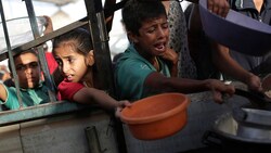 Hungrige Kinder bei der Verteilung von Essen im Gazastreifen (Bild: APA/AP)