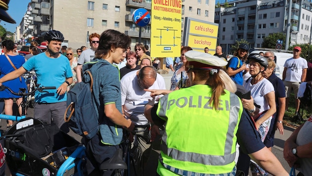 Bei der Demo am Dienstagfrüh kam es zu Wortgefechten zwischen Radfahrern und Anrainern. (Bild: Zwefo)