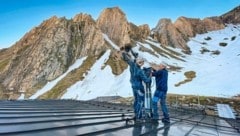 Die beiden Rauchfangkehrer Wolfgang und Pius bei ihrer Arbeit im Hochgebirge. (Bild: Wallner Hannes)