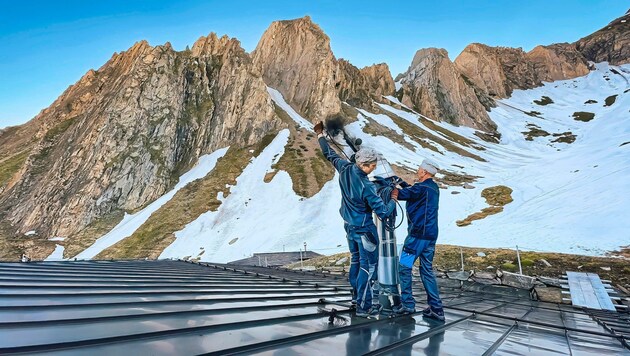 The two chimney sweeps Wolfgang and Pius at work in the high mountains. (Bild: Wallner Hannes)