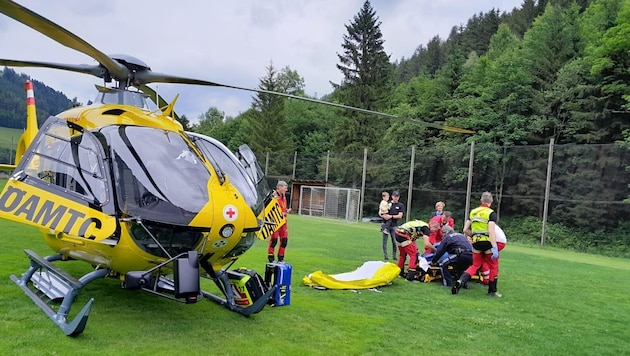 Spektakulärer Helikoptereinsatz in Gasen. (Bild: Pöllabauer)
