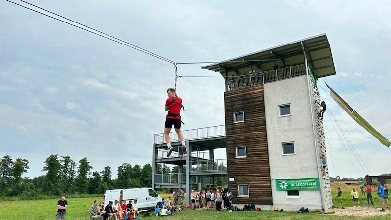 In the Pandur wheeled armored vehicle, the students roll through the grounds wearing helmets, scale the climbing wall or abseil. (Bild: Christian schulter)