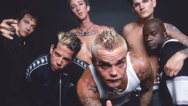 Crazy Town singer Shifty Shellshock (front center) was found lifeless in his home. (Bild: picturedesk.com/Fryderyk Gabowicz / dpa Picture Alliance)