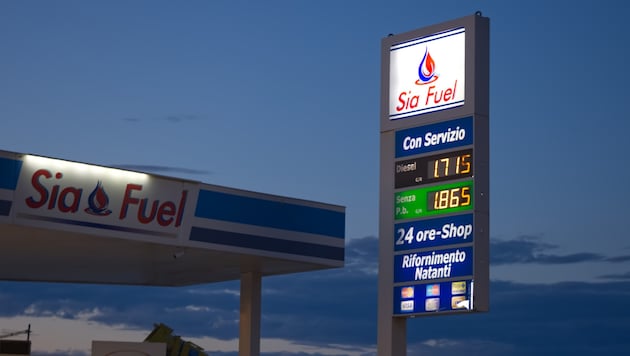 In Italy, the most popular vacation destination, a tank of 50 liters of diesel costs around five euros more than in Austria, while 50 liters of Eurosuper costs around 12 euros more. (Bild: Robert - stock.adobe.com)