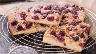 Zu diesem Kuchen passt eine Kugel Vanilleeis oder auch Schlagobers.