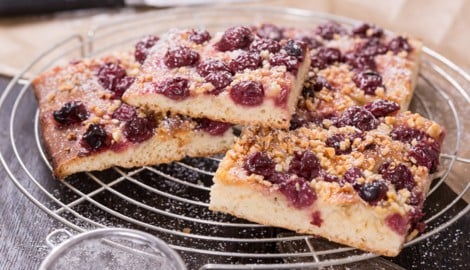 Zu diesem Kuchen passt eine Kugel Vanilleeis oder auch Schlagobers.