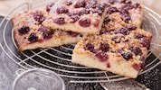 Zu diesem Kuchen passt eine Kugel Vanilleeis oder auch Schlagobers.