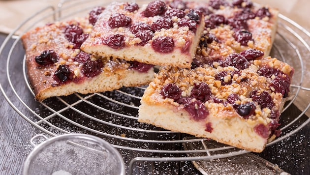 Zu diesem Kuchen passt eine Kugel Vanilleeis oder auch Schlagobers.