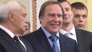Sergej Roldugin (Mitte) soll auch Patenonkel eines der Töchter von Kremlchef Wladimir Putin ...