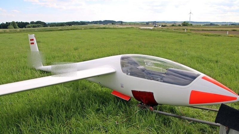 After being recovered from the field, the glider was loaded onto a trailer. (Bild: BFKdo Krems)