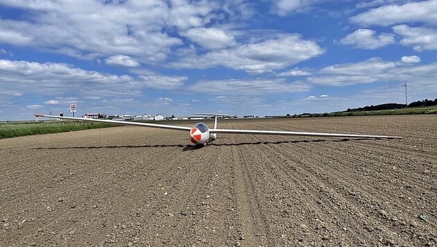 Suddenly the thermals broke off - so the experienced pilot landed his glider gently in a field. (Bild: BFKdo Krems)