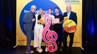 Moderator Andy Marek, NÖ Musikszene-Lehrgangsleitern Christina Weiß, Rosie Sommerbauer und Stoffi Sommerbauer mit rosies Sieger-Single und Kultur.Region.Niederösterreich-Geschäftsführer Martin Lammerhuber. (Bild: Monika Fellner)