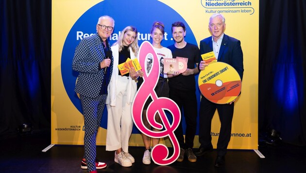 Moderator Andy Marek, NÖ Musikszene-Lehrgangsleitern Christina Weiß, Rosie Sommerbauer und Stoffi Sommerbauer mit rosies Sieger-Single und Kultur.Region.Niederösterreich-Geschäftsführer Martin Lammerhuber. (Bild: Monika Fellner)