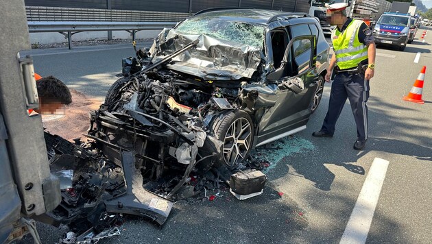 An den Fahrzeugen entstand schwerer Sachschaden. (Bild: ZOOM Tirol/Krone KREATIV)