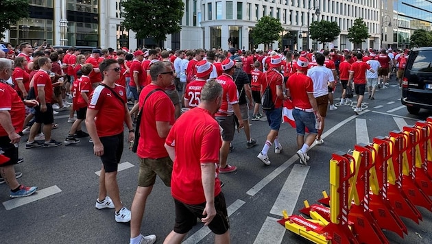 The ÖFB fans march towards the stadium. (Bild: sportkrone.at)