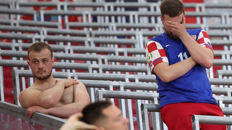 Trauer und Frust bei Kroatiens Fans nach dem 1:1 gegen Italien. (Bild: AFP or licensors)