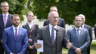 Innenminister Gerhard Karner (am Mikrofon) mit seiner Amtskollegin und seinen Amtskollegen (Bild: APA/Robert Jäger)