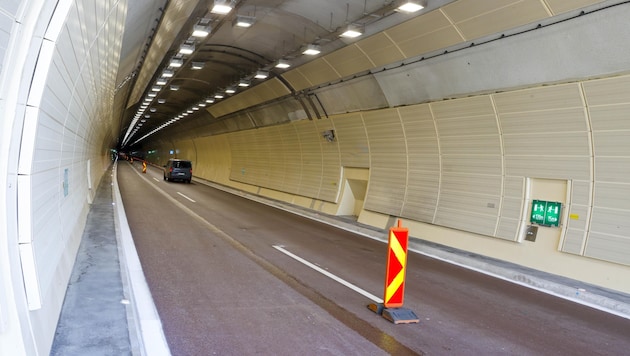 The entrance to the Helbergtunnel with the new red asphalt (Bild: Tschepp Markus)