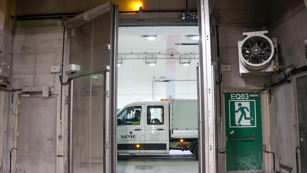 Connecting tunnels between two tubes - so-called cross-passages - are both escape routes and access roads. In an emergency, those affected are safe in these passages and can make an emergency call. (Bild: Tschepp Markus)