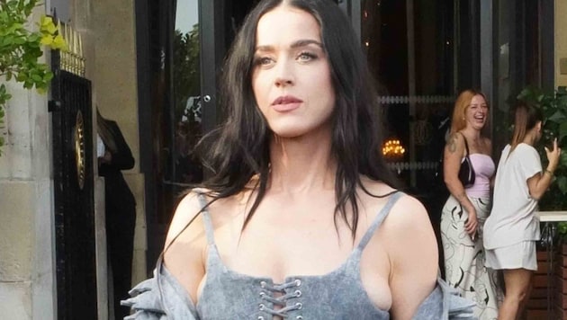 Katy Perry zeigt sich während der Fashion Week in Paris von ihrer sexy Seite. (Bild: Photo Press Service)