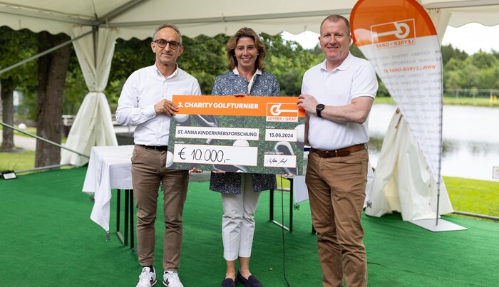 Graf (re.) mit Andrea Prantl und Jörg Bürger von der St. Anna Kinderkrebsforschung.