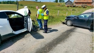 Polizisten untersuchen die Unfallstelle in Polen.