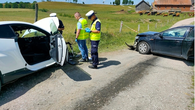 Polizisten untersuchen die Unfallstelle in Polen. (Bild: AP)