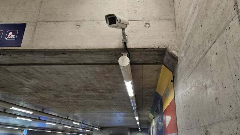 A vasútállomáson térfigyelő kamerák rögzítették a bűncselekményt. (Bild: zVg)