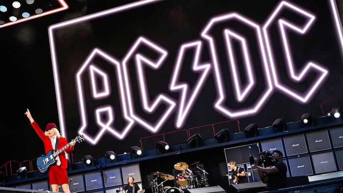 The Australian cult rockers let it rip once again in the Ernst Happel Stadium.