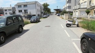 Auch bei unserem Lokalaugenschein parkten viele Fahrzeuge auf dem Schotterstreifen. 