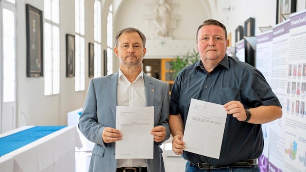 Fürst (li.) und Kainrath mit dem Dringlichkeitsantrag. (Bild: SPÖ-Landtagsklub)