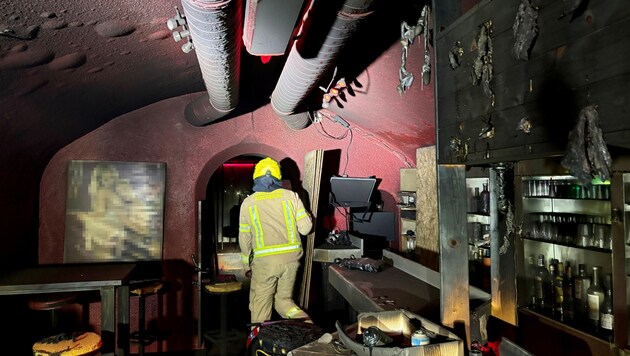 Bar alevler yüzünden harap oldu. Hasarın çok büyük olduğu tahmin ediliyor. İtfaiye odaları havalandırmak zorunda kaldı. (Bild: ZOOM.TIROL)