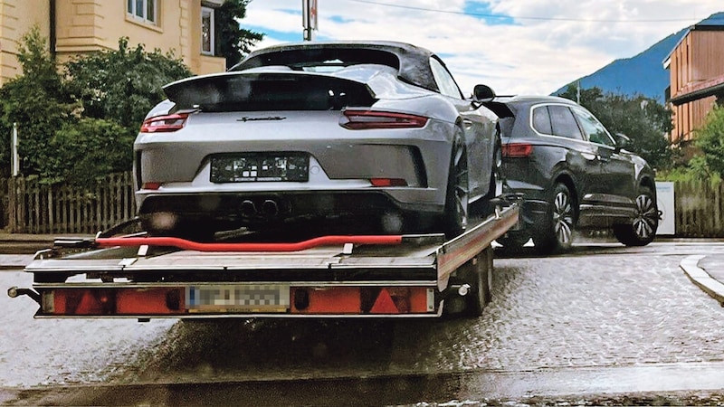 Im Zuge der Razzien gegen Benko am 25.6. wurde auch der (neuwertig) mehrere Hunderttausend Euro teure Luxus-Porsche sichergestellt. (Bild: „Krone“)