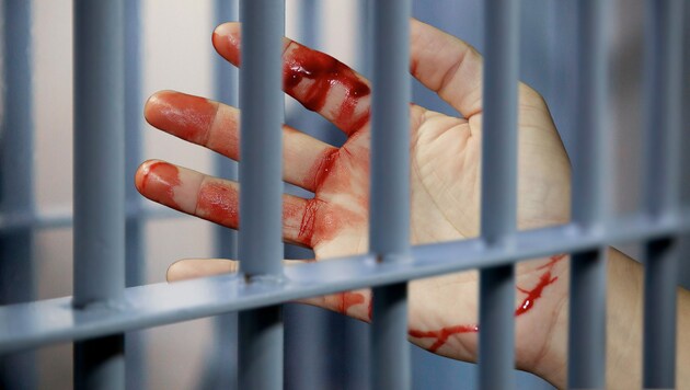 The 20-year-old wrote insults in blood on the wall of the prison cell. (symbolic image) (Bild: Krone KREATIV/stock.adobe.com)