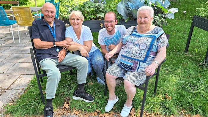 The 95-year-old also enjoys going for walks. He often meets fellow residents, like Gertrude Tebbich here, whose passion is garden design at the Robert Stolz residential oasis. Or Ulrike Kretschi from the house management and his colleague Michael Neureuter.