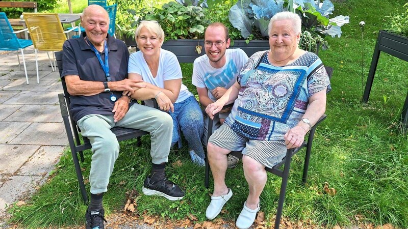 Auch Spaziergänge mag der 95-Jährige sehr. Oft trifft er Mitbewohner, wie hier Gertrude Tebbich, deren Passion übrigens die Gartengestaltung in der Wohnoase Robert Stolz ist.  Oder Ulrike Kretschi von der Hausleitung und Kollege Michael Neureuter. (Bild: Christa Blümel)