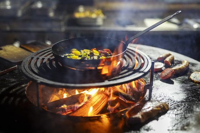Kochen am offenen Feuer auf der Hoaldahütte.