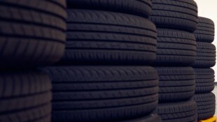 Unbekannte verwandelte die Tiefgarage in Tulln nun in eine „Reifenbude“. Einen Pkw hatte sie mit ...
