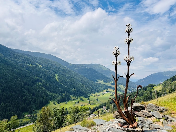 Die „Speik“-Skulptur oberhalb von Bad Kleinkirchheim mit Blick auf das Kirchheimer Tal und den ...