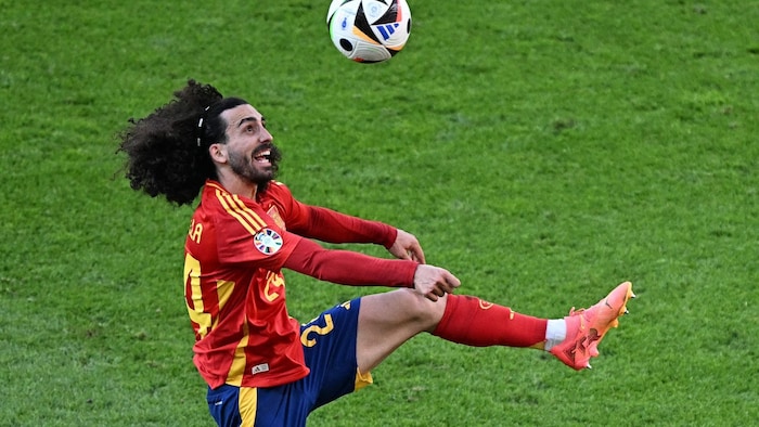 Spaniard Cucurella's hair is also always in motion. His girlfriend likes it.
