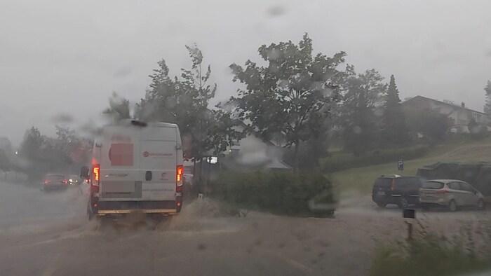 Das Wasser stand zentimetertief auf der Straße. 