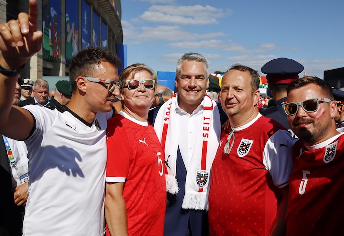 Karl Nehammer posiert mit den Fans.