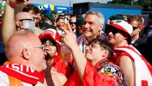 Ausgelassene Stimmung bei Karl Nehammer und den Fans 