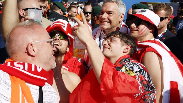 Karl Nehammer and the fans in an exuberant mood (Bild: BKA)